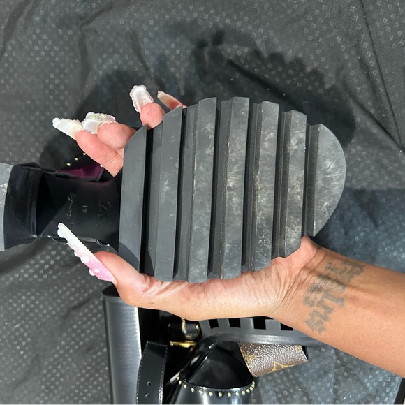 Size 41 (10.5) Star Trail Louis Vuitton Heel. Only worn once - Picture 4 of 13